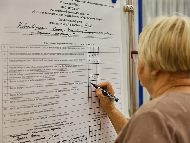 Заполнение увеличенной копии протокола голосования | Источник: Александр Ощепков / NGS.RU