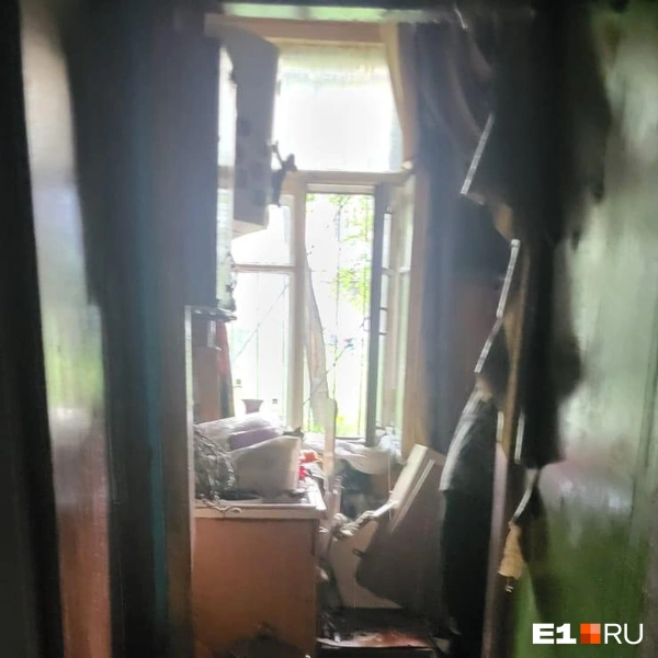 Так выглядят последствия пожара на первом этаже | Источник: читательница E1.RU