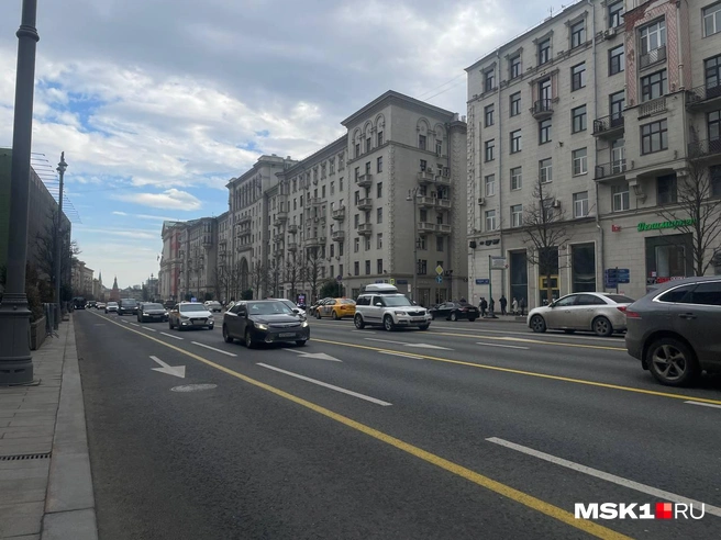 На Тверской улице начала появляться желтая разметка для Парада Победы, а проход к Красной площади закрыли: фото | Источник: Екатерина Фадеева / MSK1.RU