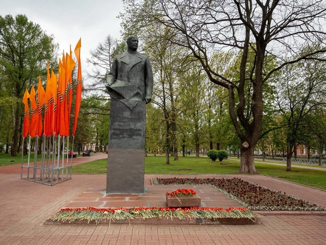 При входе в сквер установлен памятник маршалу Федору Толбухину | Источник: Александр Куренной / 76.RU