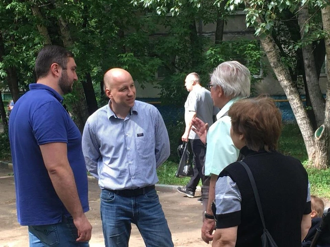 Только назначенный на новую должность глава управы района Вешняки Евгений Щербачев общается с жителями. 2019 год | Источник: Евгений Щербачев / Vk.com