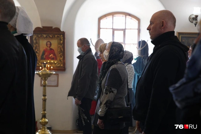 Здесь тоже люди стоят довольно близко друг к другу | Источник: Александра Савельева