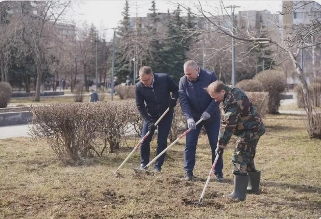 Середюк и молодежь убрали сквер Жукова в Новокузнецке | Источник: nk-tv.com