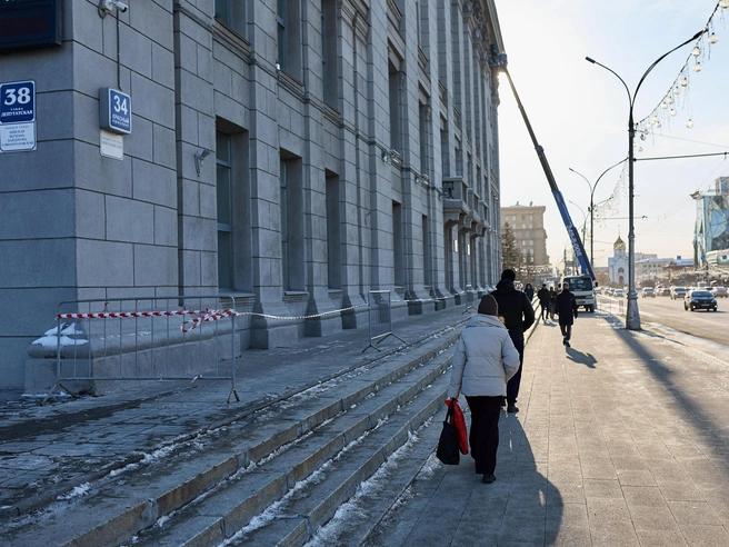 Тротуар около здания мэрии. | Источник: Александр Ощепков / NGS.RU