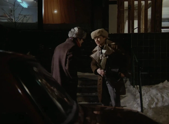 Еще один кадр с подъездом дома Нади | Источник: кадр из фильма «Ирония судьбы, или С лёгким паром!» (1976), Мосфильм