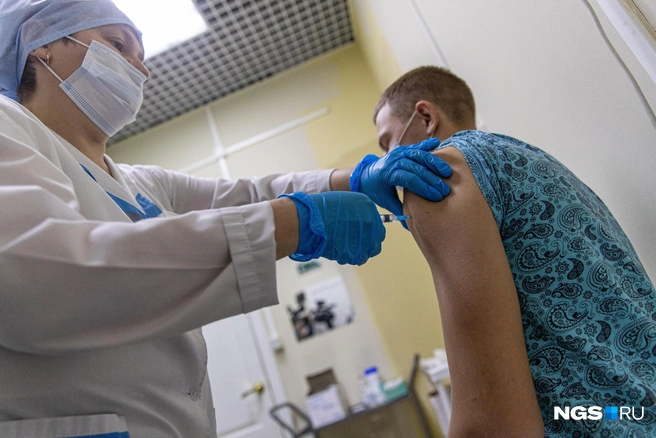 Взрослым тоже не стоит забывать о ревакцинации | Источник: Александр Ощепков / NGS.RU