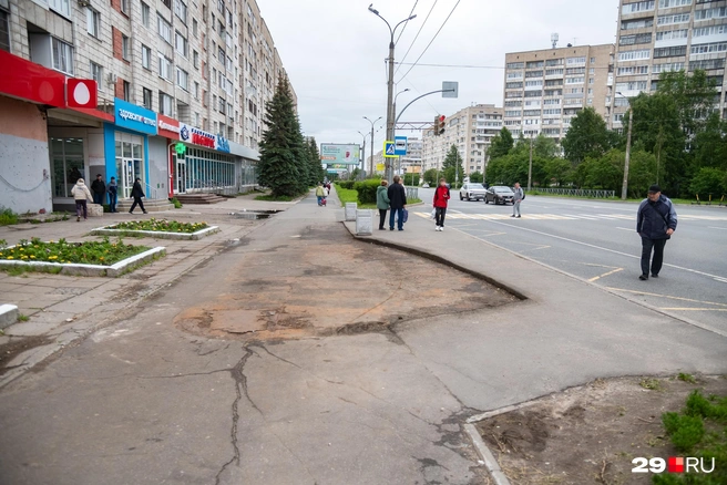 Так сейчас выглядит автобусная остановка у «Диеты», где снесли киоск | Источник: Иван Митюшёв / 29.RU