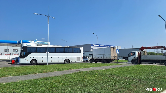 На заправке «Газпромнефть» на Бурова-Петрова была небольшая очередь | Источник: Александр Лисихин / 45.RU 