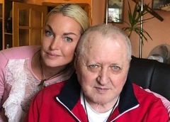 Анастасия Волочкова отправила больного отца в пансионат