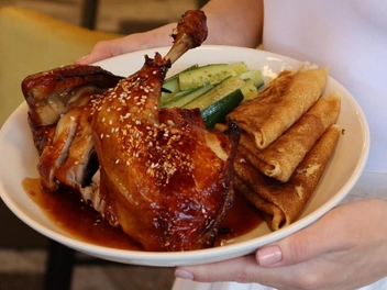 Цыпа по-пекински с блинами | Источник: tsipa_tsip / instagram (экстремистская организация, деятельность запрещена на территории РФ)