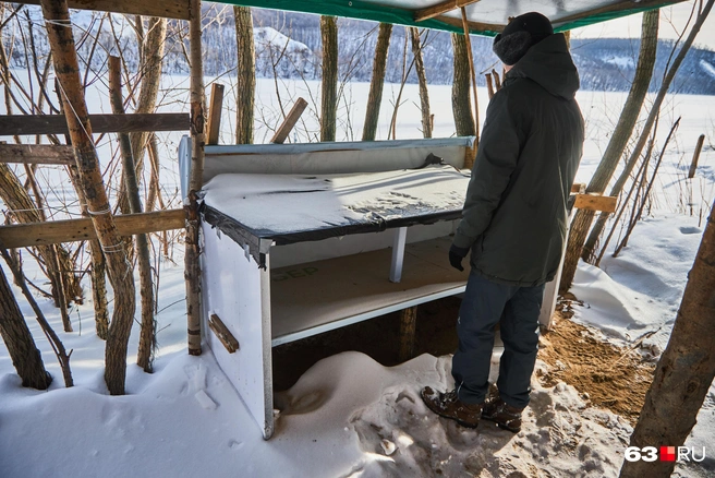 Здесь удобно нарезать салат или нанизывать мясо на шампуры | Источник: Роман Данилкин / 63.RU