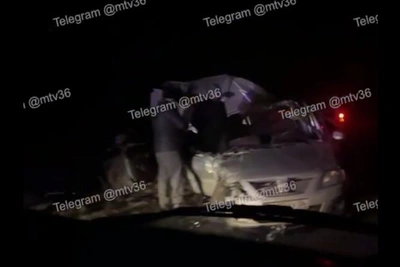 Видео с места ДТП с Ладой и фурой в Воронежской области