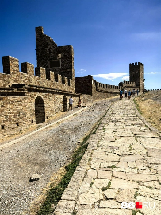 Генуэзская крепость — одна из самых посещаемых достопримечательностей Крыма | Источник: Анастасия Шевякова / 86.RU