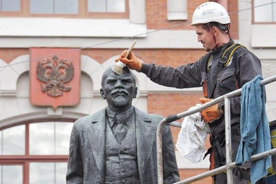 В Петербурге начали мыть памятники