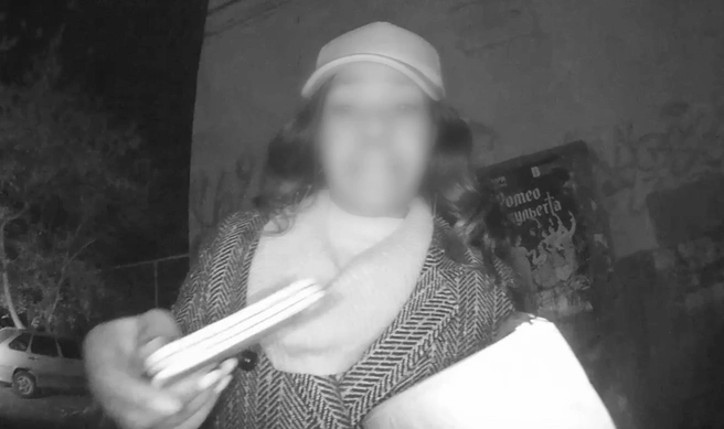 Наряд полиции увидел, что девушка зачем-то копается в земле. У нее были испачканы руки | Источник: УМВД Екатеринбурга