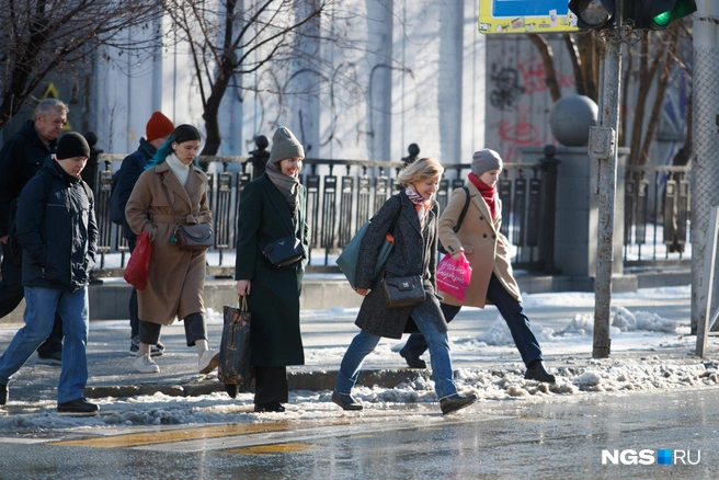 Особенно сложно на пешеходных переходах, когда альтернативных путей нет | Источник: Андрей Бортко / NGS.RU