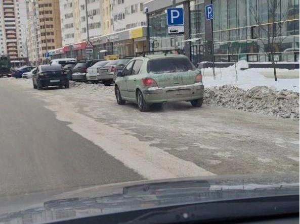 Машина находится в зоне действия знака, предписывающего перпендикулярную парковку. | Источник: читатель E1.RU 