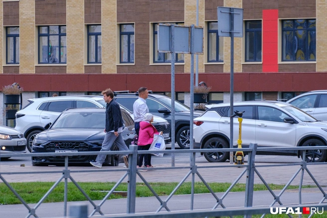 Мужчина с нежностью смотрит на образующуюся пробку | Источник: Булат Салихов / UFA1.RU