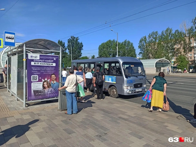 Пассажиры не могут зайти в салон, пока действует режим ракетной опасности | Источник: Евгений Зиновьев / 63.RU