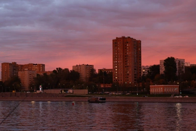 Москвичи увидели малиновый закат