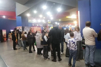 Волгоградцы выстроились в очереди на новогодние премьеры