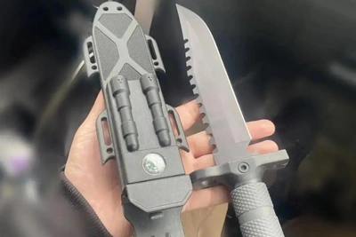 Незаконная продажа ножей на рынке в Якутске