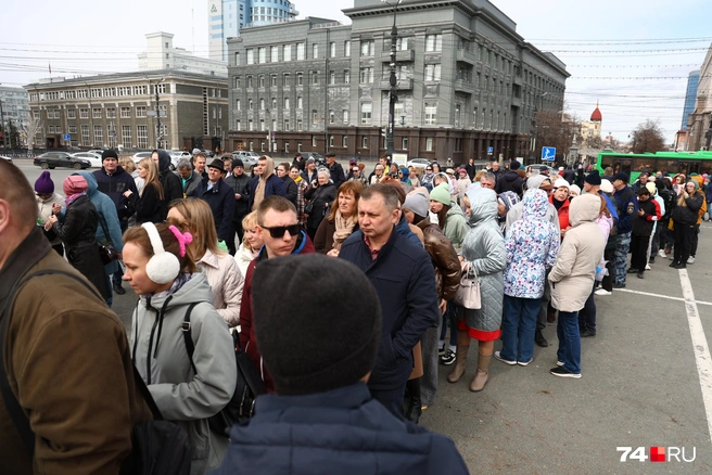 Столько людей собрались ради них в полдень&nbsp;— отпросились с работы? | Источник: Михаил Шилкин