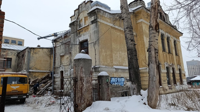 Здание школы в последние годы медленно разрушалось | Источник: Стас Соколов / NGS.RU