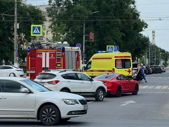 Оперативные службы города прибыли на место происшествия | Источник: читатели V1.RU