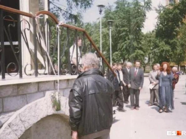 Архивное изображение 1996 года: церемония открытия павильона с участием главного архитектора Геннадия Белянкина, разбивающего бутылку шампанского | Источник: Анатолий Лушников