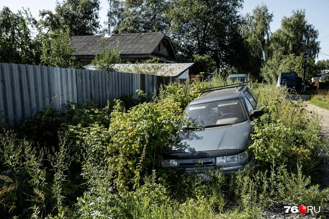 Еще один автомобиль стал частью местного пейзажа | Источник: Александр Куренной / 76.RU