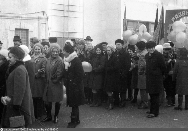 Это праздничная демонстрация на Семинарской. Точные годы неизвестны — с 1978 по 1982, но, судя по всему, 1 мая было холодным | Источник: Анатолий Афанасов / pastvu.com