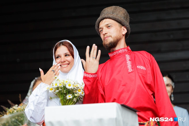 Сначала ЗАГС, потом традиции | Источник: Мария Ленц / NGS24.RU