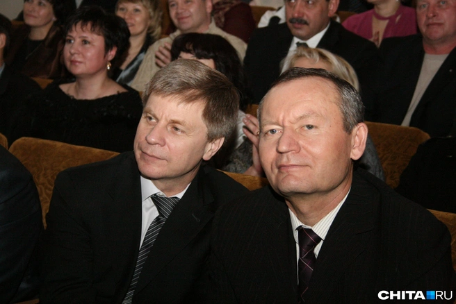 Равиль Гениатулин (справа) и президент ПФЛ Николай Толстых в Чите на чествовании футболистов ФК «Чита», 2008 год | Источник: Сергей Бумагин / CHITA.RU