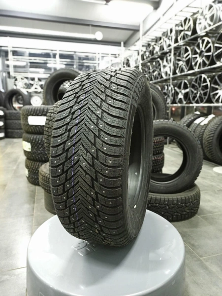 В Tyres shop представлена шипованная резина разных брендов | Источник: Tyres shop