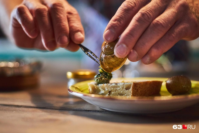 Эскарго едят специальной вилочкой, она помогает достать улитку из раковины | Источник: Роман Данилкин / 63.RU