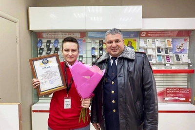 Сотрудница салона связи в Чите спасла пенсионера от мошенников