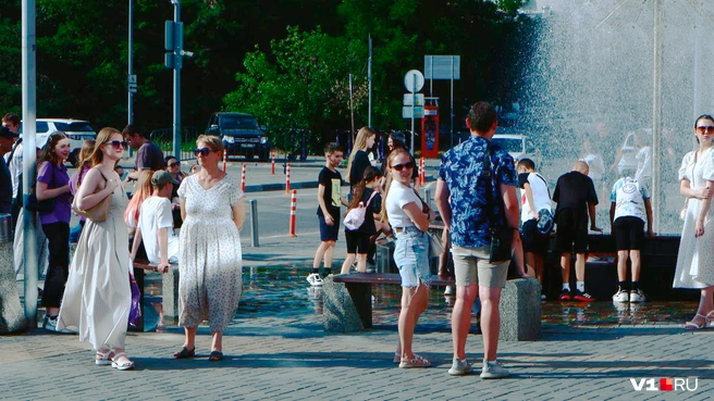 Спасаться от жары пришлось у фонтана | Источник: Илья Воробушкин / V1.RU