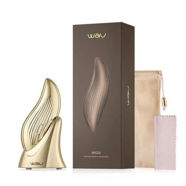 Массажер микротокового лифтинга WAU MIO2MIO2 NEW — аккуратный формат заботы о коже, который легко встроить в обычный уход. Он сочетает микротоки, деликатный нагрев и вибрацию, поэтому работает и с тонусом, и с микрорельефом, и с ощущением напряжения в мышцах. Удобная форма повторяет линии лица и шеи, есть несколько режимов, смарт-таймер и беспроводная зарядка, пользоваться устройством комфортно даже тем, кто не привык к бьюти-гаджетам. Такой массажер уместно подарить тем, кто внимательно относится к уходу, интересуется anti-age-подходом и хочет усилить эффект от привычной косметики.