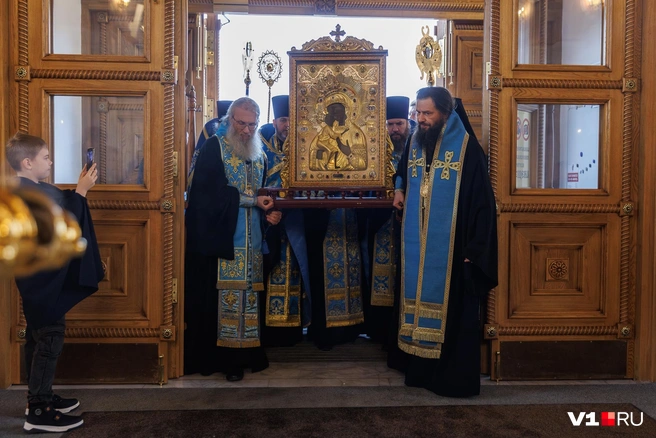 Икона пробудет в Александро-Невском соборе до 14 октября, затем ее повезут в храмы Волгоградской области | Источник: Алексей Волхонский / V1.RU