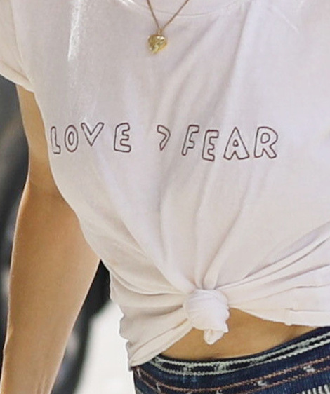 Любовь сильнее страха: самая «говорящая» футболка Дженнифер Лопес, которая рассказывает о ее чувствах к Бену