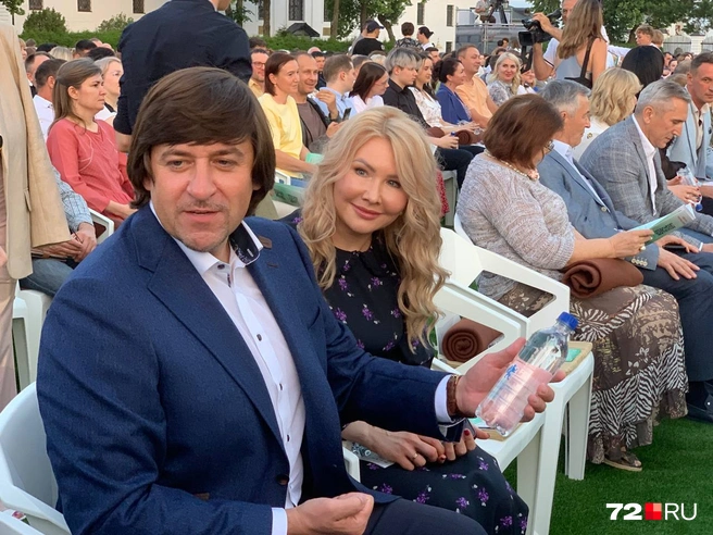 Новый мэр Тюмени Максим Афанасьев приехал на знаковый музыкальный фестиваль вместе со своей супругой. Она часто сопровождает его во время выходов в свет | Источник: Полина Перепелица / 72.RU