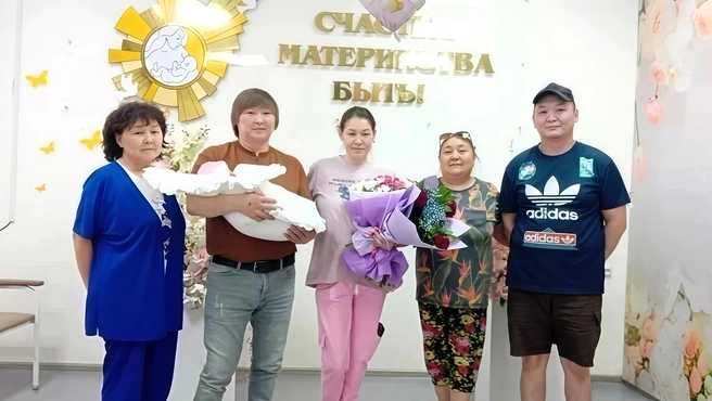 Девочка стала третьем ребенком в семье из Нижневартовского района | Источник: Администрация Нижневартовского района / ВКонтакте