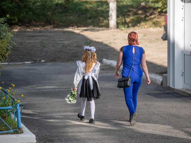 Работающие родители не всегда могут забирать первоклассников из школы | Источник: Олег Федоров / CHITA.RU