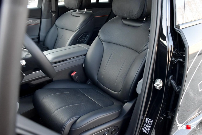 Сиденье GAC жестче, но за счет профилированности и широких диапазонов настроек позволяет найти удобную позу. Весь салон отделан кожей разной текстуры. Подушка на подголовнике как у Lixiang (приятная мелочь) | Источник: Артем Краснов