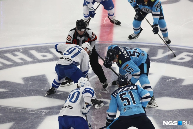 На второй минуте первого периода шайба влетела в ворота противника | Источник: Александр Ощепков / NGS.RU