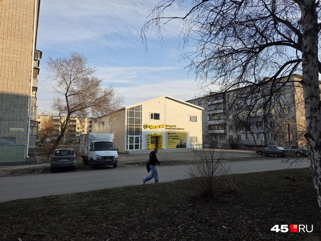 В здании, которое построили во дворе, сменилось много арендаторов — теперь здесь и продуктовый | Источник: Алёна Кисель
