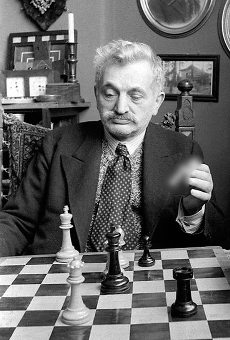 «Вы знаете, Ласкер дошел до пошлых вещей, с ним стало невозможно играть. Он обкуривает своих противников сигарами. И нарочно курит дешевые, чтобы дым противней был. Шахматный мир в беспокойстве…» (ист. — И. Ильф, Е. Петров, «Двенадцать стульев», 1928) | Источник: museum.fide.com