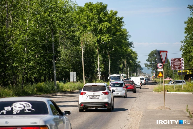 Пробка заблокировала въезд в город со стороны Байкальска | Источник: Ксения Филимонова / «ИрСити»