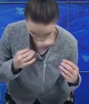Жук сорвал запись новостей, залетев ведущей под одежду (видео)